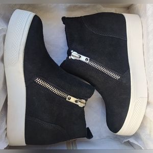 Wedgie Black Suede Shoes. SIZE 6. Steve Madden